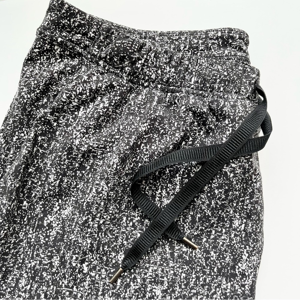 Lululemon Jet Jacquard Black Tapered Ankle Trouser - Picture 3 of 6